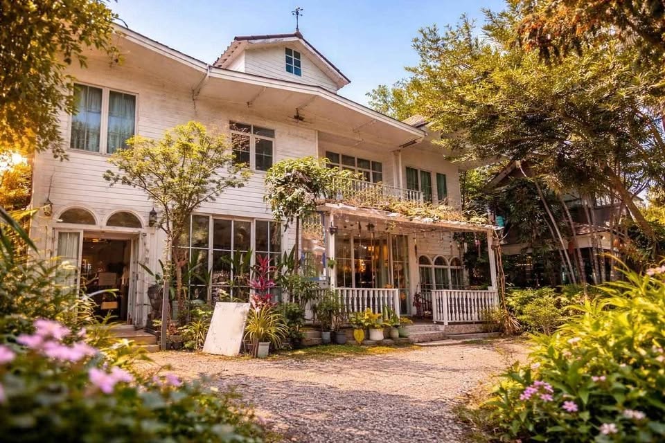 บ้านสวนสไตล์วินเทจหลังใหญ่ให้เช่าเชิงพาณิชย์ | 8 ห้องนอน (ห้องน้ำในตัวทุกห้อง) ติดถนนต้นยาง เชียงใหม่-ลำพูน เหมาะทำบูทีกโฮเทล Airbnb สปา หรือ Homecare 